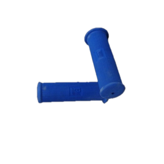 Griffe Vespa 24mm blau Logo Diese Griffe sind eine hochwertige und langlebige Alternative zu den originalen Griffen Ihrer Vespa. Sie sind aus hochwertigem Gummi gefertigt und bieten ein verbessertes Griffgefühl und Sicherheit. Die Griffe haben einen Durchmesser von 24mm und sind in blau erhältlich. Sie passen perfekt auf alle Vespa-Modelle mit einem Lenkerdurchmesser von 22/24mm. Die Griffe sind einfach zu montieren und ersetzen die originalen Griffe. Vorteile: Hochwertige Materialien Langlebige Griffe Verbessertes Griffgefühl Sicherheit Einfach zu montieren