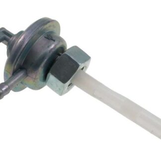 Benzinhahn Unterdruck kurz M14 CPI Keeway Generic Kraftstoffhahn Wenn dein Roller nach einer langen Standzeit in einer riesigen Benzinlache steht, der Motor beim Anlassen blockiert (weil der Zylinder voller Sprit gelaufen ist) oder er bei Vollgas plötzlich stottert und ausgeht, ist der Übeltäter meistens schnell gefunden: Der Unterdruck-Benzinhahn ist defekt! Im Inneren dieses Hahns sitzt eine feine Gummimembran. Mit den Jahren härtet diese aus oder reißt ein. Die Folge: Der Hahn schließt nicht mehr automatisch ab, wenn der Motor aus ist, oder er öffnet bei Unterdruck nicht mehr weit genug, um den Vergaser bei der Fahrt mit ausreichend Kraftstoff zu versorgen. Mit diesem hochwertigen und kompakten Ersatz-Unterdruckhahn (kurze Bauform, M14 Gewinde) machst du das Kraftstoffsystem deines Rollers wieder zu 100 % dicht und sicher. Er öffnet absolut zuverlässig nur dann, wenn der Motor dreht und Unterdruck erzeugt. Deine Vorteile: Automatischer Stopp: Verhindert zuverlässig das Überlaufen des Vergasers und gefährliche Benzinlachen unter dem Roller im Stand. Konstanter Spritfluss: Die sensible Membran reagiert sofort auf den Unterdruck des Motors und garantiert eine saubere Kraftstoffversorgung auch bei Vollgas. Passgenau: 1:1 Austausch gegen den oft undichten originalen Benzinhahn mit M14 Gewinde. Technische Daten: Typ: Automatischer Unterdruck-Benzinhahn Bauform: Kurz Gewindemaß: M14 (inklusive Dichtring) Anschlüsse: 2 (1x Benzin zum Vergaser, 1x Unterdruck zum Ansaugstutzen/Vergaser) Passend für folgende Modelle: Passend für sehr viele asiatische 50ccm 2-Takt Roller (Minarelli Nachbau) mit Metalltank und M14 Gewinde: CPI Hussar, Oliver, Popcorn Keeway RY8, F-Act, Matrix, Hurricane, Focus Generic XOR, Cracker, Ideo, Spin Explorer (ATU) Spin, Race GT (Wichtiger Hinweis: Es gibt diese Hähne auch mit einem dickeren M16 Gewinde. Bitte miss vor der Bestellung zwingend das Gewinde an deinem alten Benzinhahn oder am Tank nach!) Experten-Tipp zur Montage: Der absolute Klassiker unter den Fehlern beim Einbau: Die beiden Schläuche werden vertauscht! Wenn du den Unterdruckschlauch vom Ansaugstutzen aus Versehen auf den dicken Benzinanschluss des Hahns steckst, saugt sich dein Motor den rohen Sprit direkt in das Kurbelgehäuse und säuft sofort gnadenlos ab. Merke dir: Der dickere Anschluss ist immer für das Benzin, der dünnere ist für den Unterdruck! Tausche bei dieser Gelegenheit auch unbedingt den Unterdruckschlauch aus. Wenn dieser auch nur einen winzigen, feinen Riss hat, zieht der Motor Nebenluft, erzeugt keinen Unterdruck mehr und der neue Benzinhahn öffnet sich keinen Millimeter. Hochwertiger automatischer Unterdruck-Benzinhahn (kurze Bauform) mit M14 Gewinde für CPI, Keeway, Generic und viele weitere asiatische 50ccm Roller. Die passgenaue und zuverlässige Lösung, wenn der Vergaser überläuft oder der Roller bei Vollgas zu wenig Sprit bekommt. Schließt den Benzinfluss bei stehendem Motor automatisch und sicher ab.